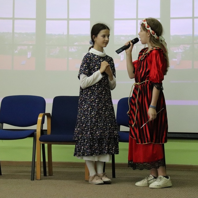 Uczniowie występujący na przedstawieniu Kopciuszek