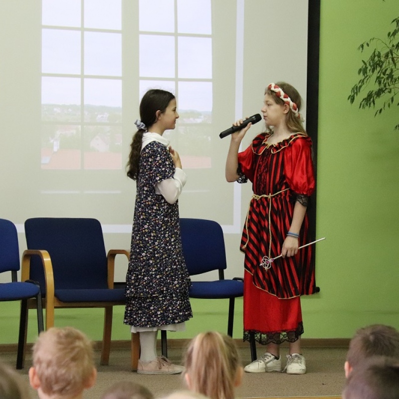 Uczniowie występujący na przedstawieniu Kopciuszek