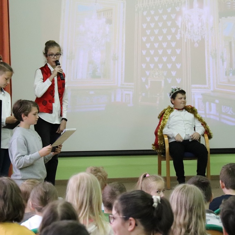 Uczniowie występujący na przedstawieniu Kopciuszek