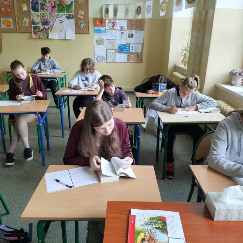 Uczniowie podczas konkursu tłumaczeniowego