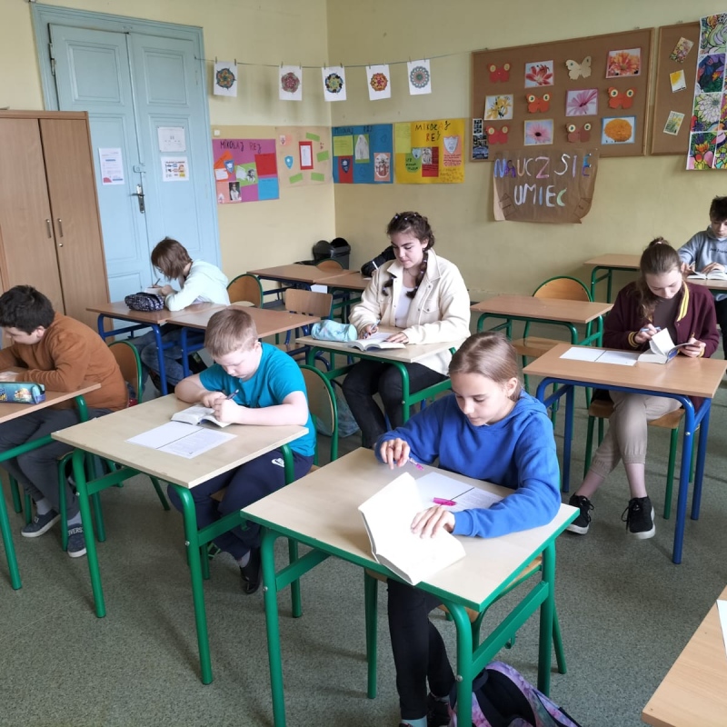 Uczniowie podczas konkursu tłumaczeniowego