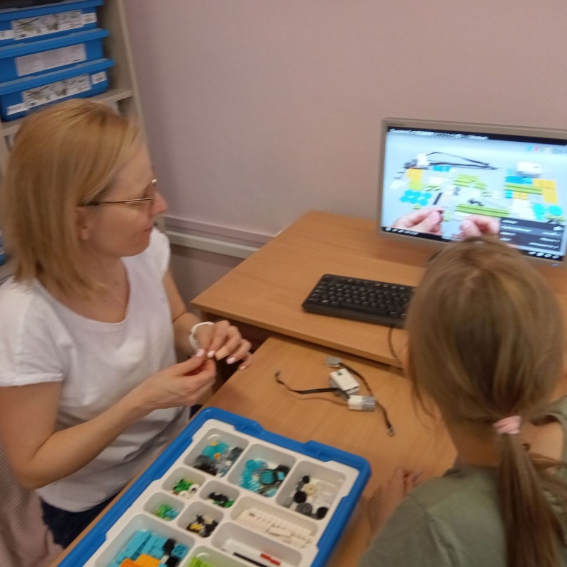 mama z córką budują robota z Lego WeDo 2.0