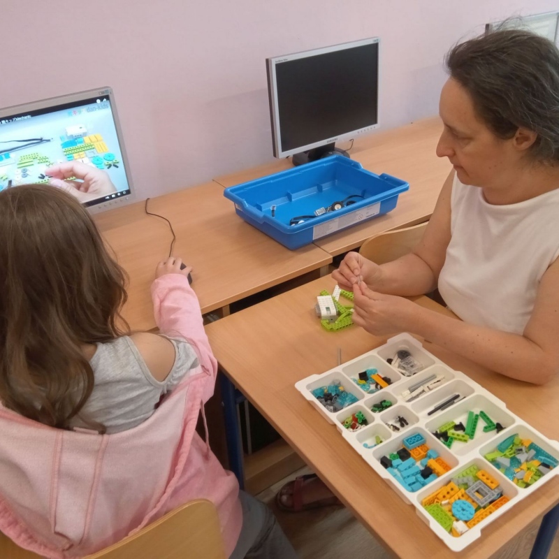 mama z córką budują robota z Lego WeDo 2.0