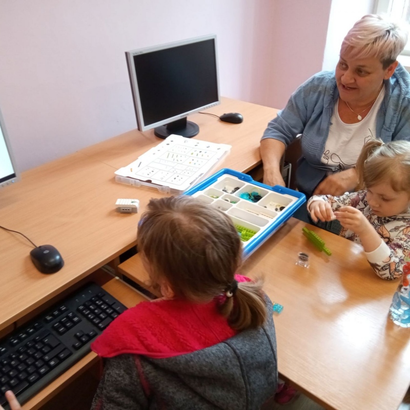 mama z córką budują robota z Lego WeDo 2.0