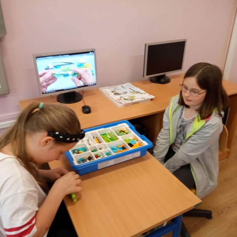 uczennice budują robota z Lego WeDo 2.0