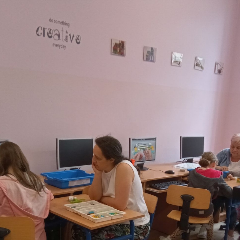 mama z córką budują robota z Lego WeDo 2.0
