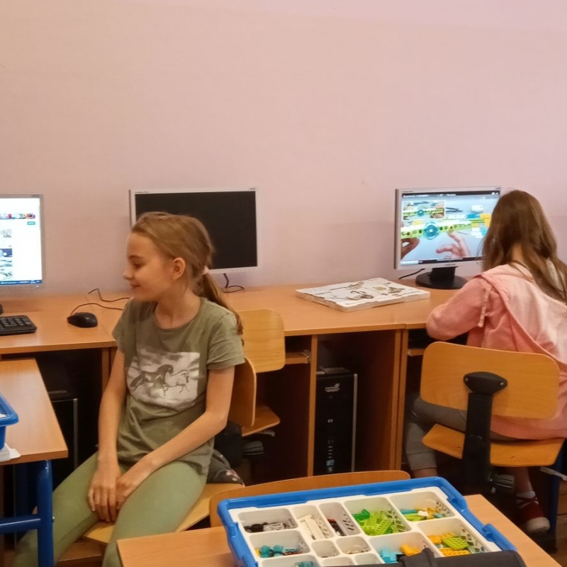mama z córką budują robota z Lego WeDo 2.0