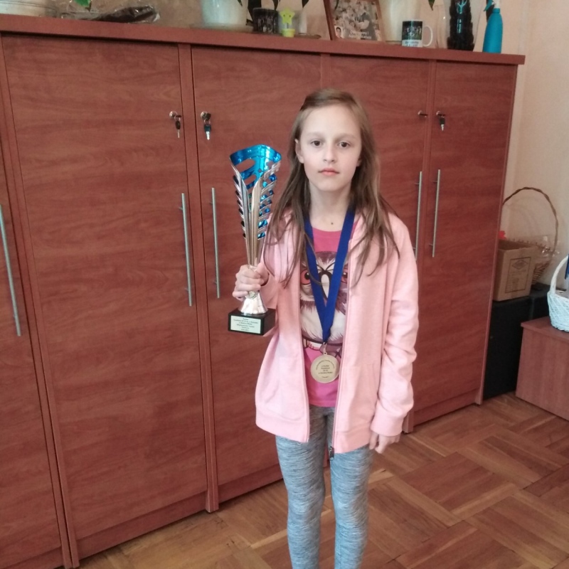 Uczennica z pucharem i medalem