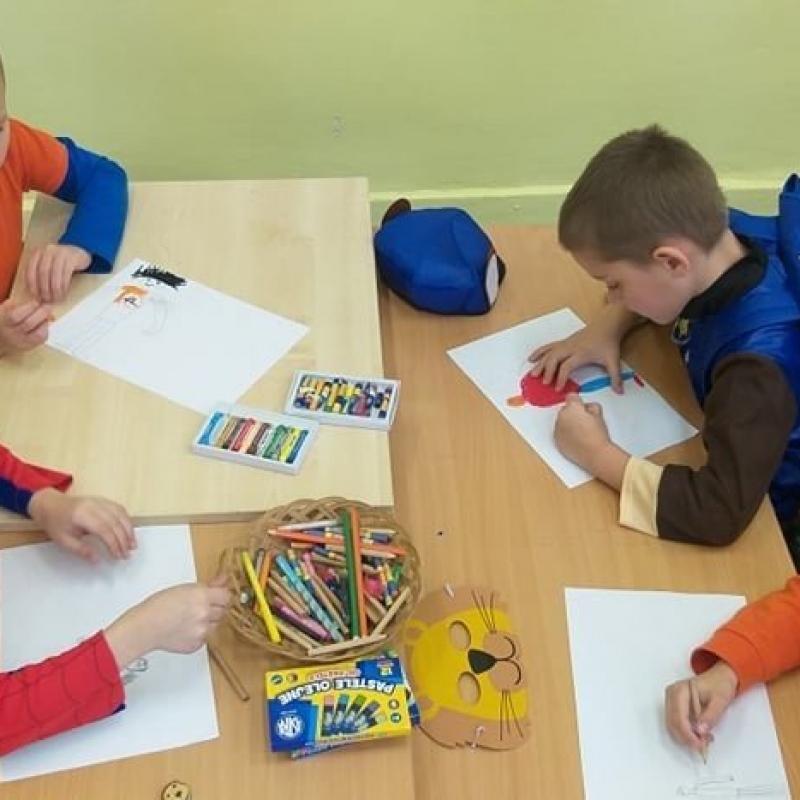 Praca w grupach w klasie 2 - rysowanie ulubionej bajki