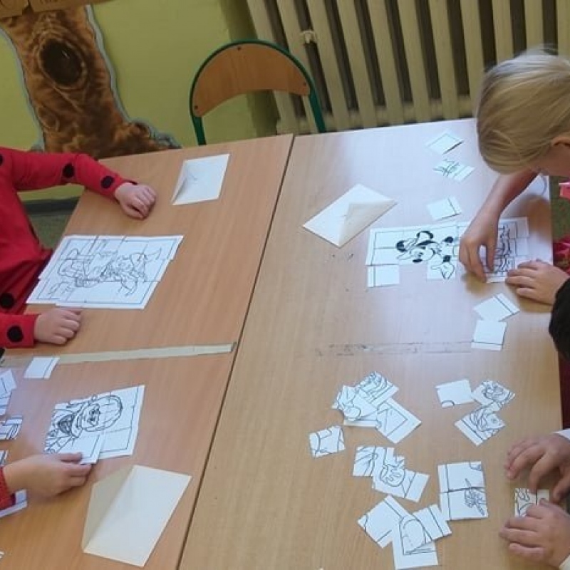 Praca w grupach w klasie 2 - układanie z elementów postaci z bajek