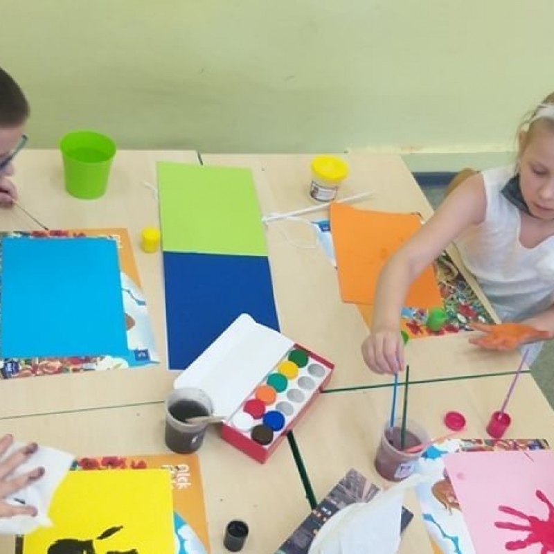Praca w grupach w klasie 2 - zamek z odbiciem dłoni