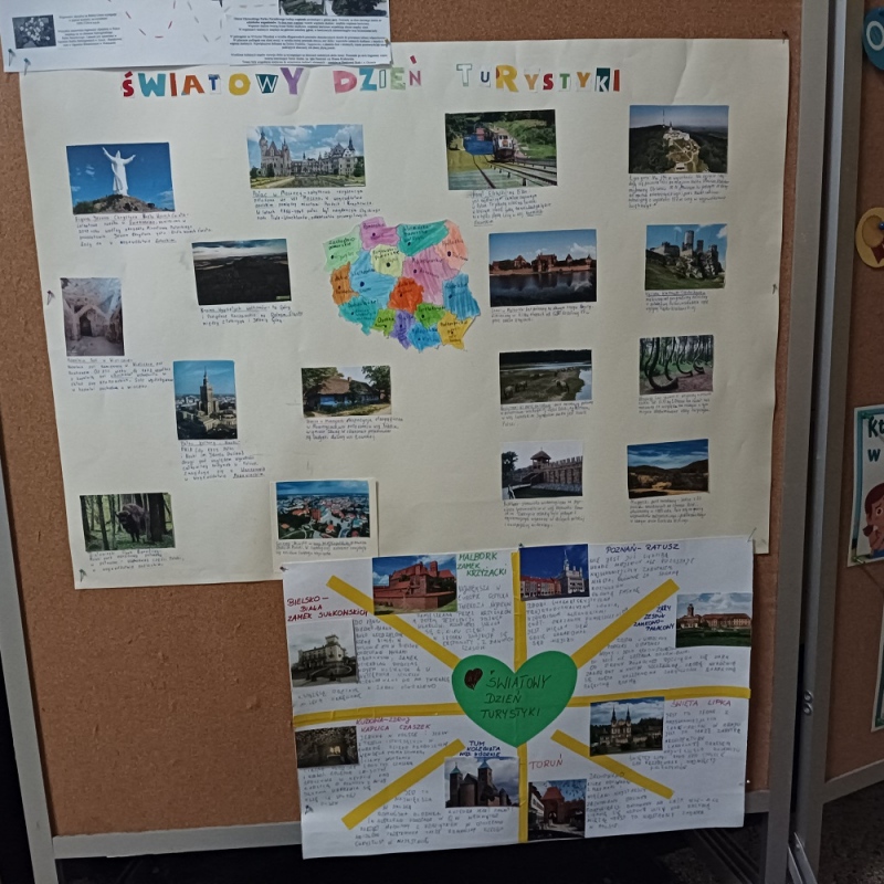 Plakaty ze światowego dnia turystyki przypięte na gazetce