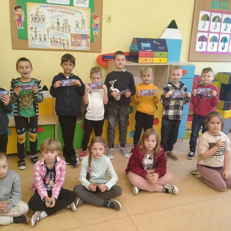 Chłopcy z klasy Ib otrzymali czekolady od dziewczynek