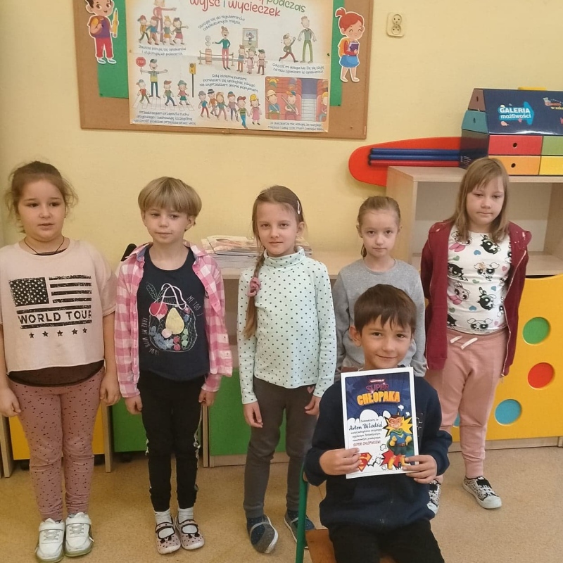 Uczeń z Ib z dyplomem Super Chłopaka.