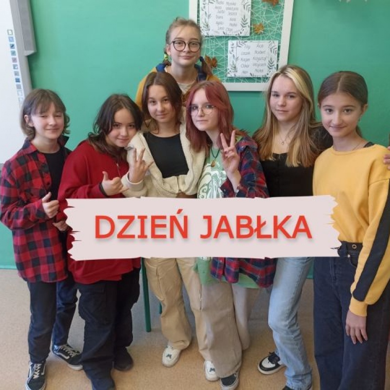 uczennice na tle napisu dzień jabłka