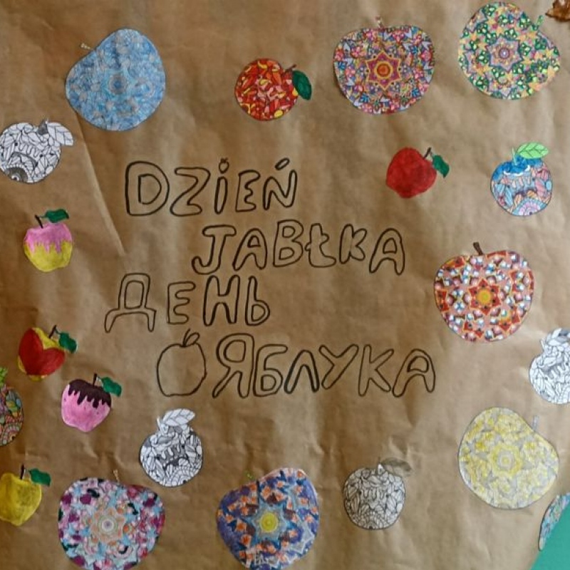 plakat z napisami w języku polskim i ukarińskim dzień jabłka