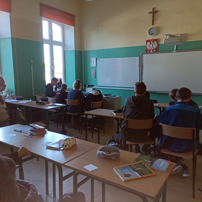 Uczniowie klasy 8b rozwiązujący zagadki