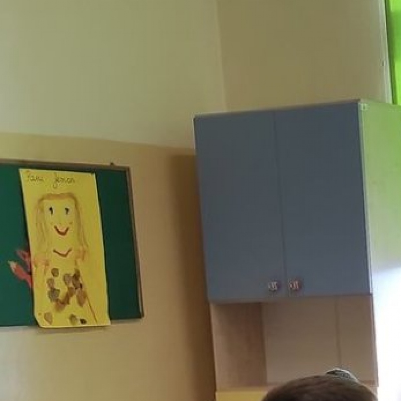 Dzieci z klasy IA zadające pytania Panu Policjantowi