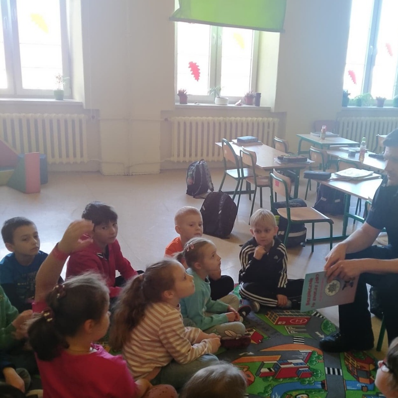 Dzieci z klasy IB zadające pytania Panu Policjantowi