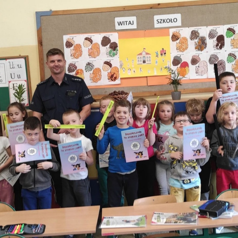 Policjant w otoczeniu dzieci z klasy IA