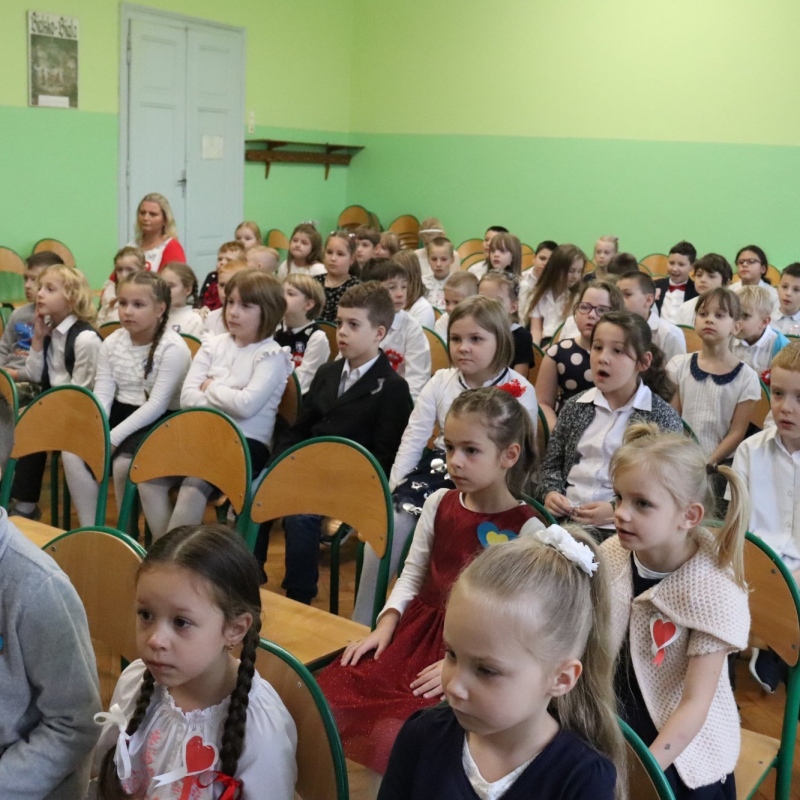 Uczniowie klas młodszych podczas apelu