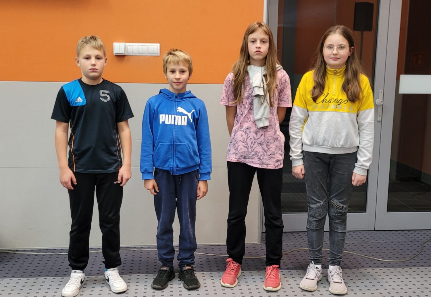 Uczniowie na zawodach szachowych