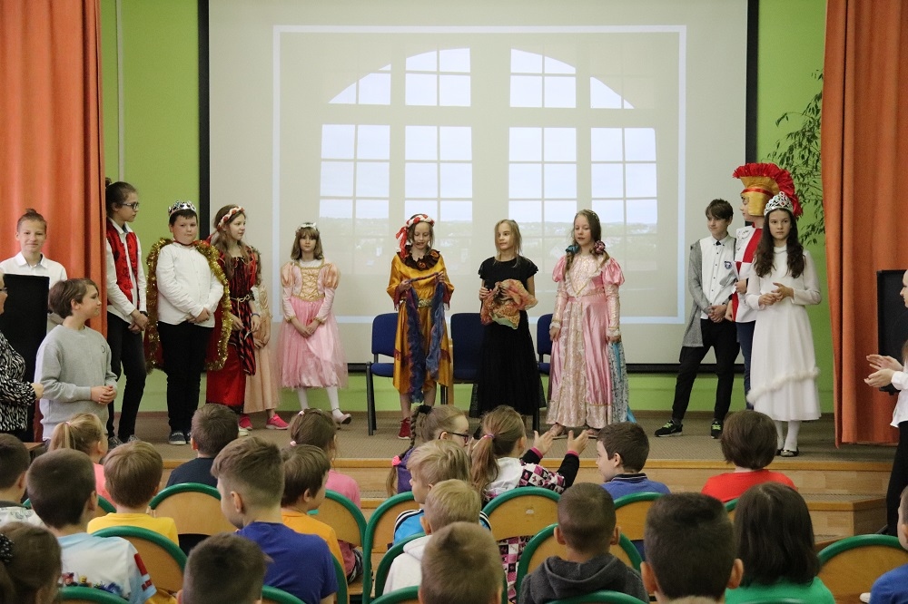 uczniowie występujący w przedstawieniu Kopciuszek