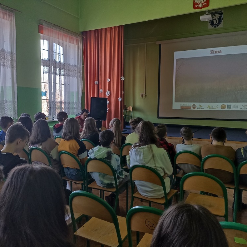 zdjecie:Uczniowie uczestniczą w spotkaniu z przedwdnikiem górskim 21 marca 2022 roku